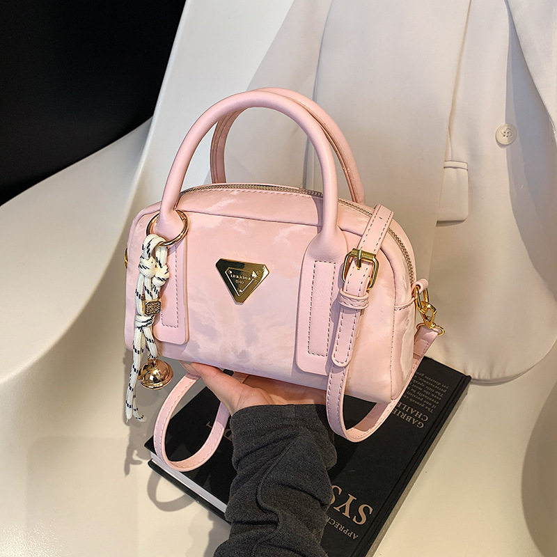 Fashionable and simple hand-held small bag for women, 2025 new high-end quality commuter pillow bag, stylish single-shoulder crossbody bag details Picture