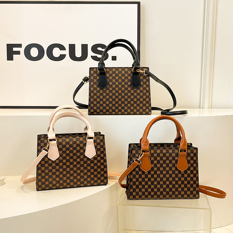 2024 New retro, stylish, casual and simple checkered, fashionable single-shoulder, crossbody and hand-carry small square bag for women Application Scenario