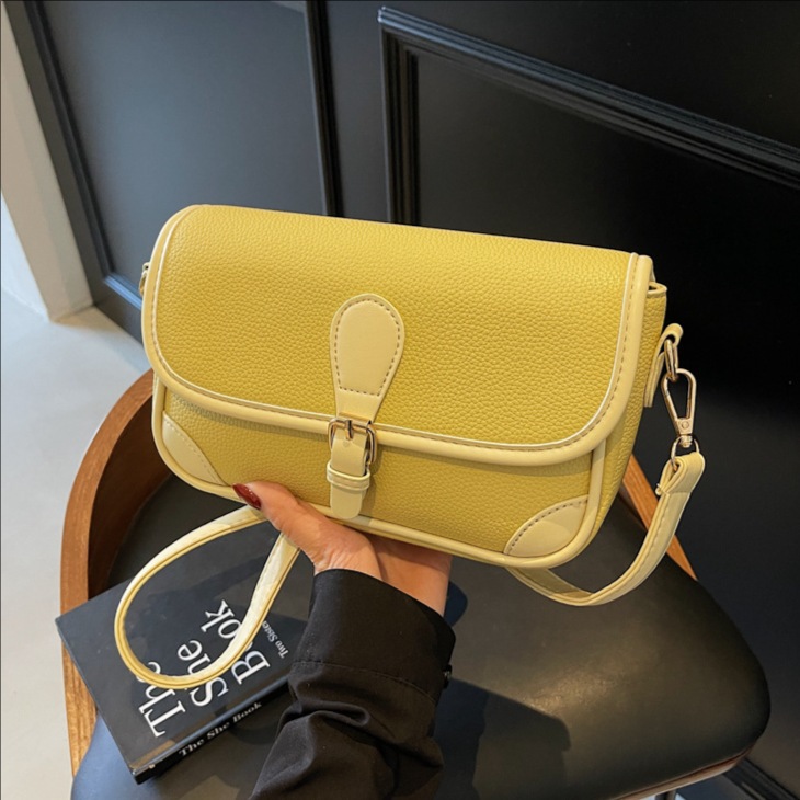 A high-end and fashionable small square bag for women in 2025, a stylish and versatile single-shoulder bag in a simple solid color crossbody full figure