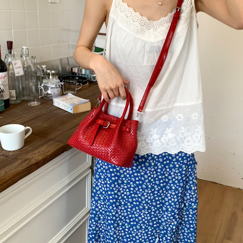 A niche woven handbag for women, a new summer 2025 trend, fashionable and versatile single-shoulder bag, a high-end quality crossbody bag Application Scenario