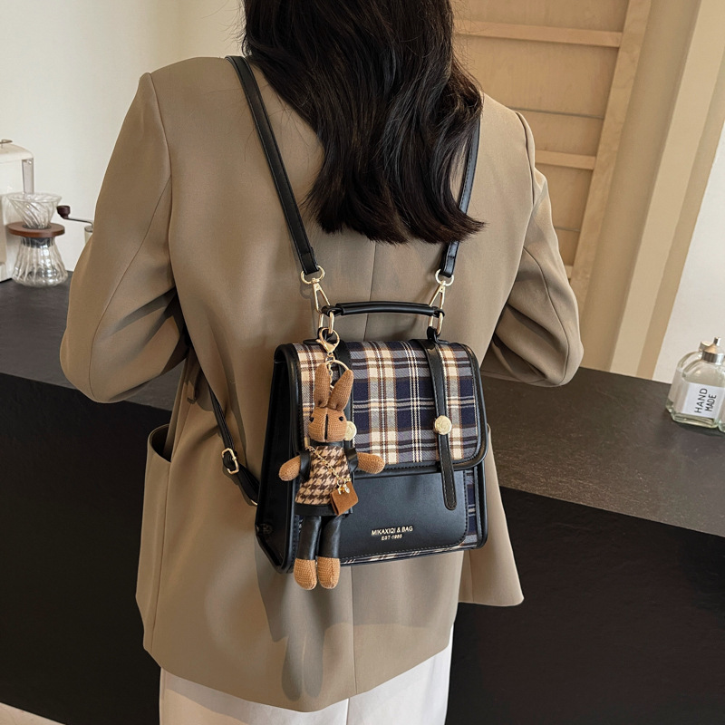 Retro color-blocking fashion student bag 2024 new trendy casual backpack, niche high-end quality versatile women's bag Application Scenario