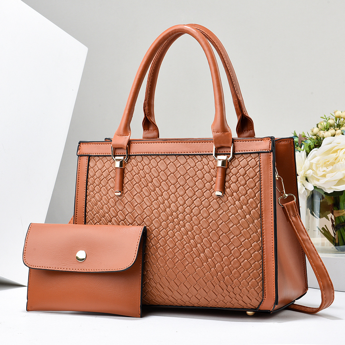 The manufacturer's best-selling new hand-held women's versatile winter large bag, a popular women's fashion 2024 single-shoulder crossbody bag Application Scenario
