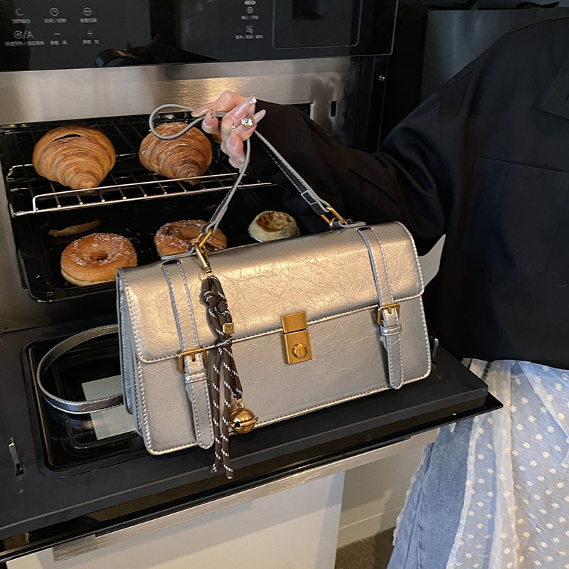 A new trendy and fashionable women's crossbody bag with a retro and simple Hong Kong style, a casual and versatile single-shoulder armpit bag full figure