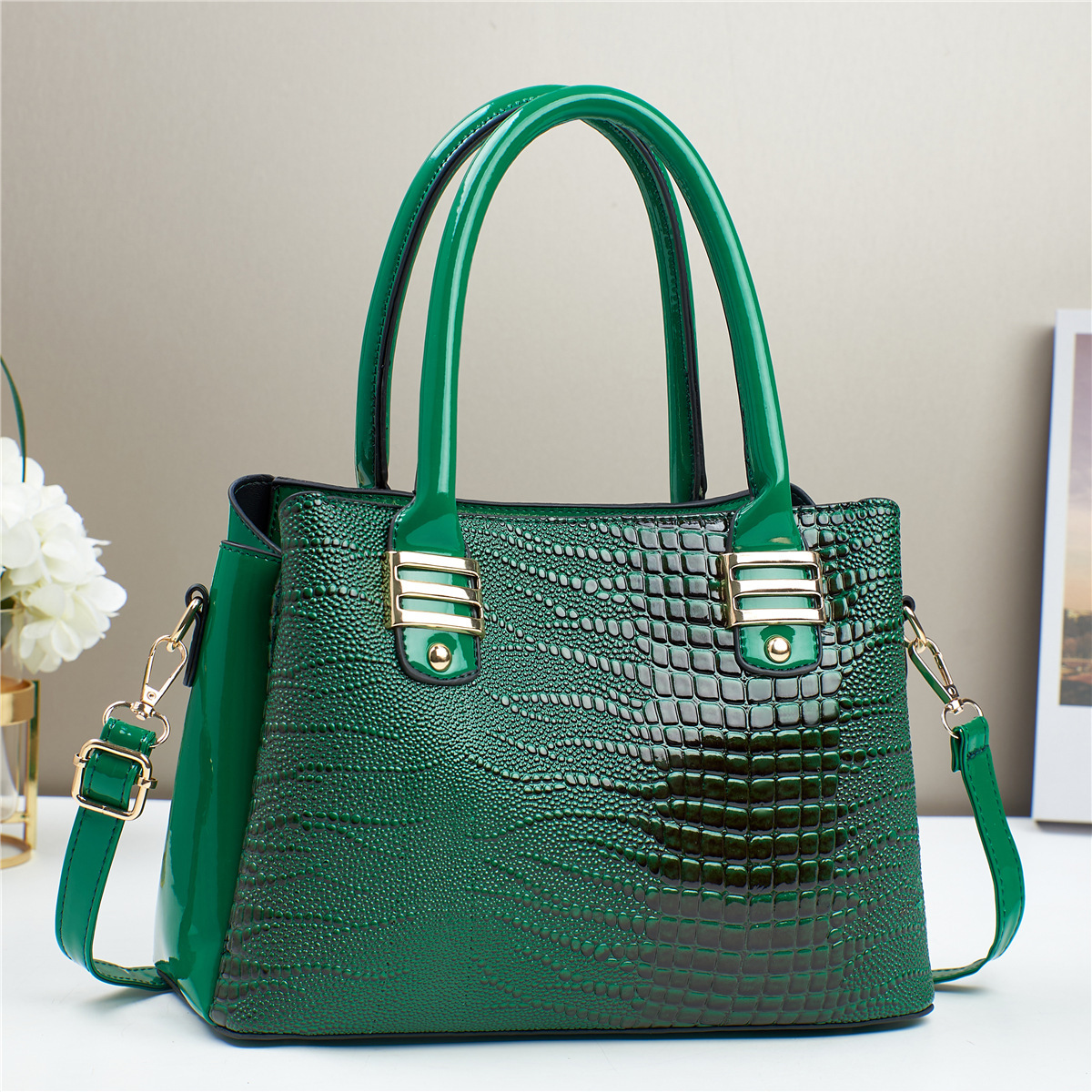 This high-end crocodile-patterned crossbody bag is a gift for Mom's Day. It has a large capacity for women and a grand texture. It's a handbag for ladies full figure