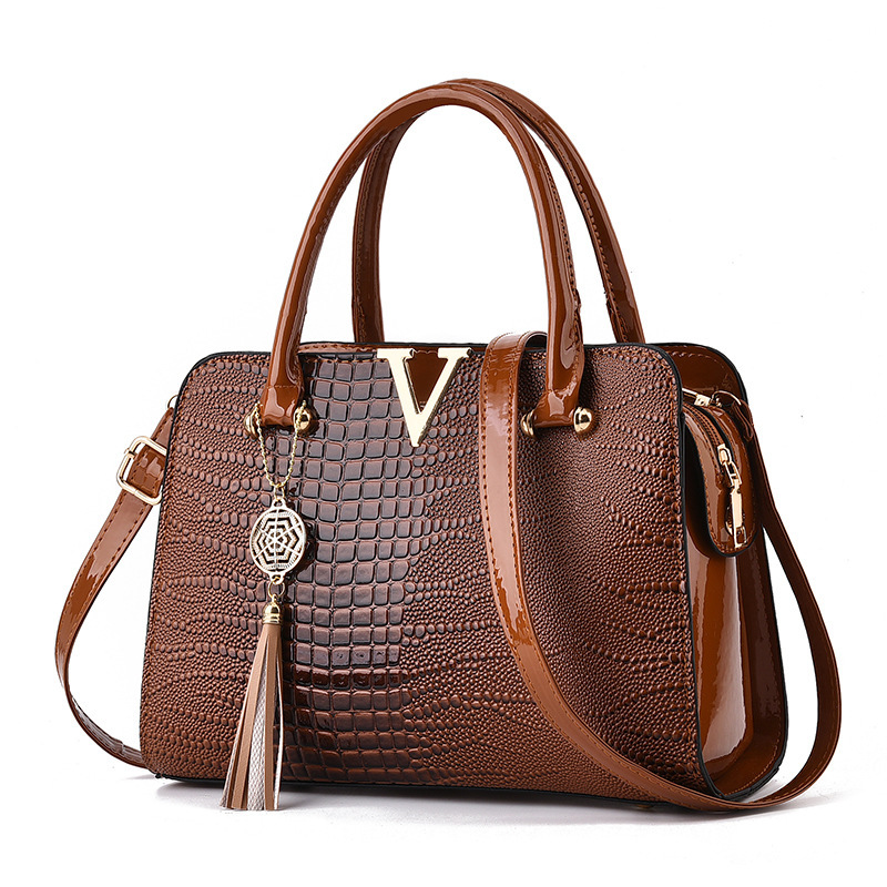 High-end quality handbag, 2024 new style, fashionable European and American retro embossed crocodile pattern, large-capacity shaped mom bag Application Scenario