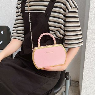 Cross-border versatile chain bag, women's commuting small square bag, new simple handbag, contrasting color, single-shoulder crossbody box bag for women Application Scenario