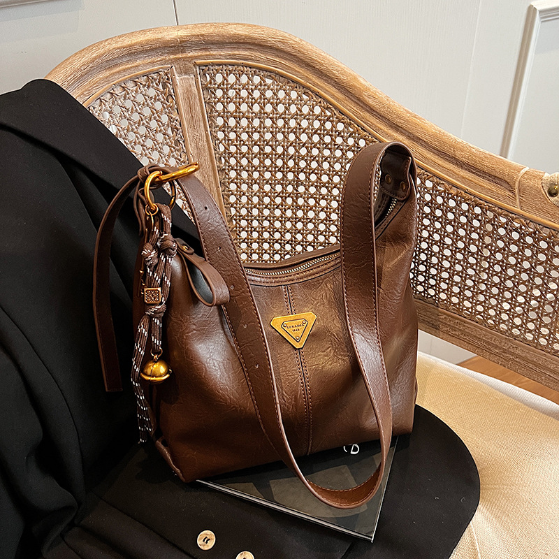 Large-capacity women's retro 2024 new casual and niche design single-shoulder crossbody bag, versatile commuting dumpling bag details Picture