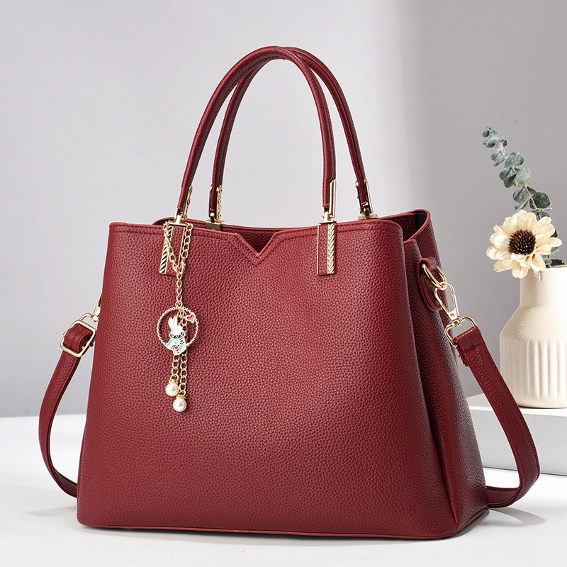 The manufacturer's elegant ladies' crossbody bag for 2024 is a versatile new model for foreign trade. It's a fashionable summer handbag with one shoulder Application Scenario