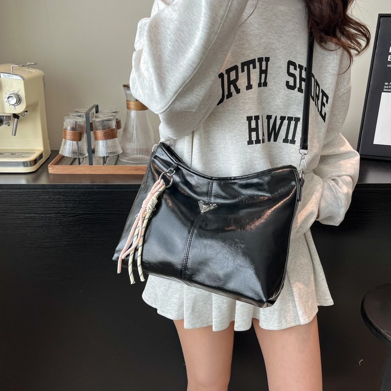 Cross-border casual large-capacity bag for women, 2025 new style versatile and fashionable crossbody bag, high-end commuter tote bag Application Scenario