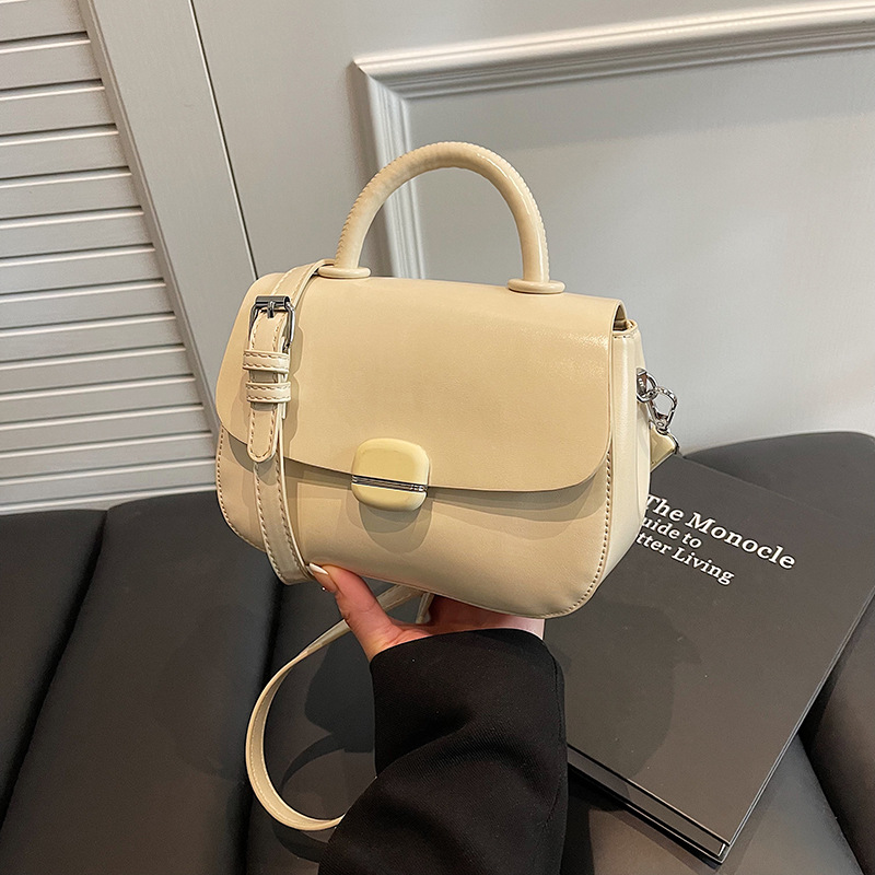 A new women's 2025 trendy, fashionable and high-end single-shoulder bag for commuting and a small square crossbody bag Specification drawing