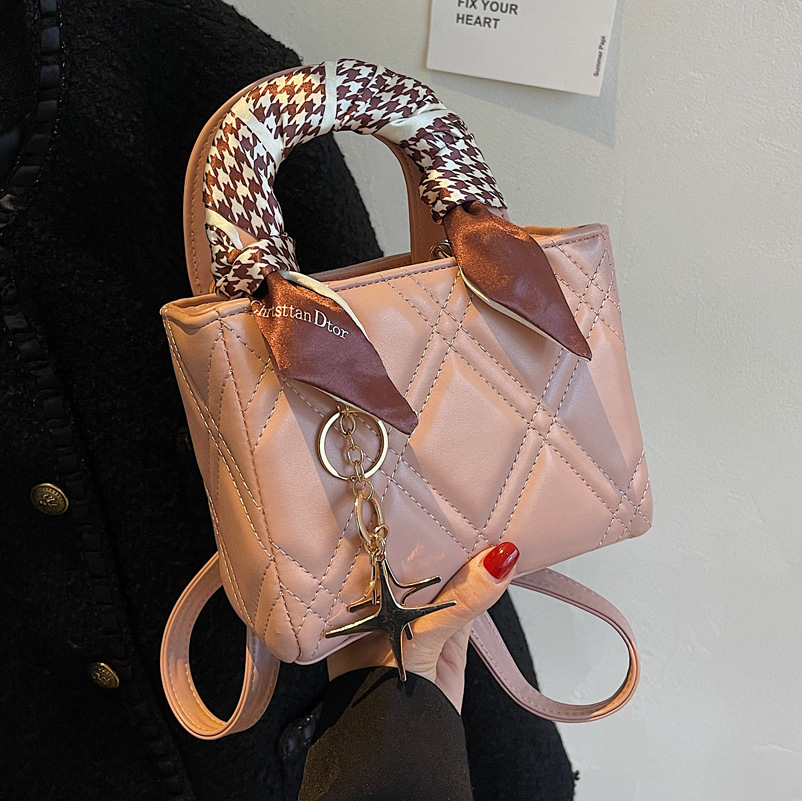 Diamond-shaped small bag for women, 2022 new high-end and fashionable single-shoulder crossbody bag, summer stylish handbag, small square bag Application Scenario