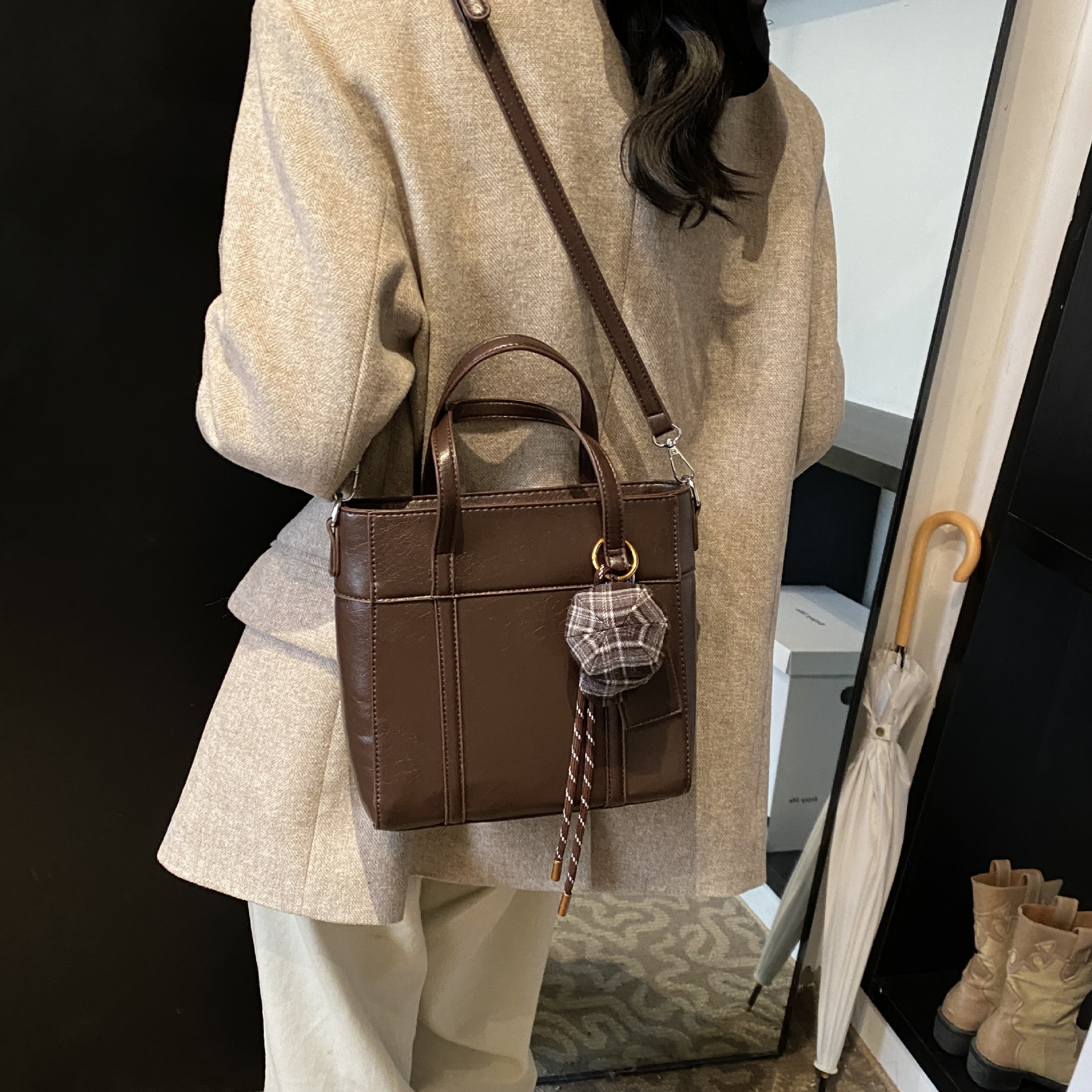Korean style fashionable and light luxury hand-held bucket bag for women, 2024 new commuter single-shoulder crossbody bag, versatile small handbag for work Application Scenario
