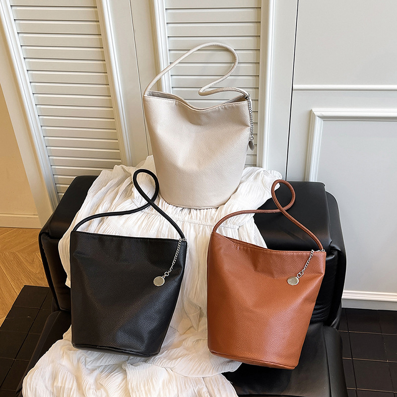 Commuter Tote bag for women, 2025 New stylish large-capacity bucket crossbody bag, high-quality single-shoulder underarm bag Application Scenario