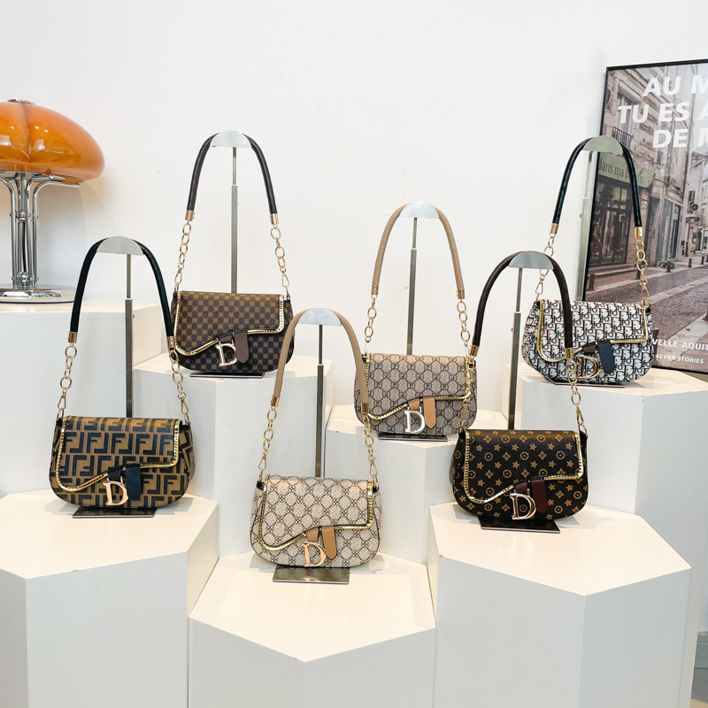 A niche design underarm bag for women, a new 2025 fashion chain single-shoulder crossbody bag, versatile and high-end small square bag Application Scenario