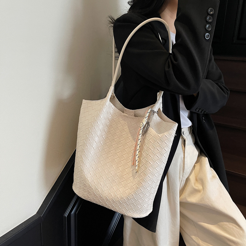 Cross-border niche woven pattern hand-held bucket bag for women 2025 New large-capacity commuting single-shoulder underarm bag Application Scenario
