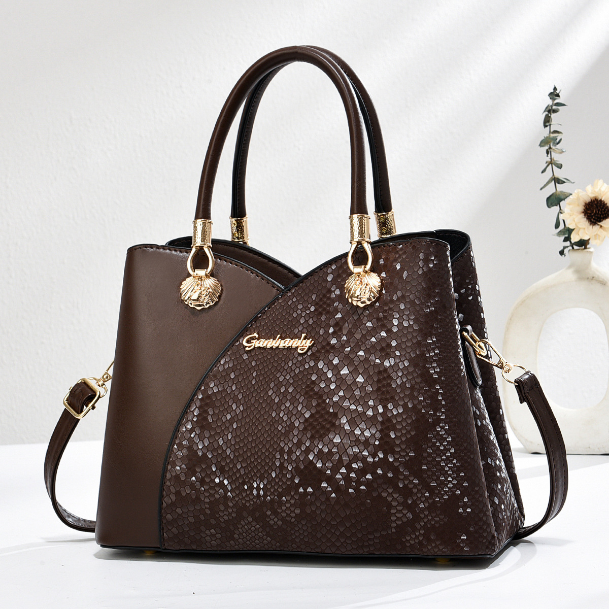 This is a grand handbag for middle-aged mothers on Mother's Day. It has a large capacity and can be worn diagonally on one shoulder by the wedding mother-in-law Specification drawing