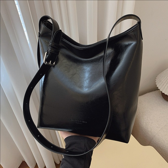 Cross-border retro versatile single-shoulder underarm bag for women 2025 new casual soft leather large-capacity commuting crossbody bucket bag full figure