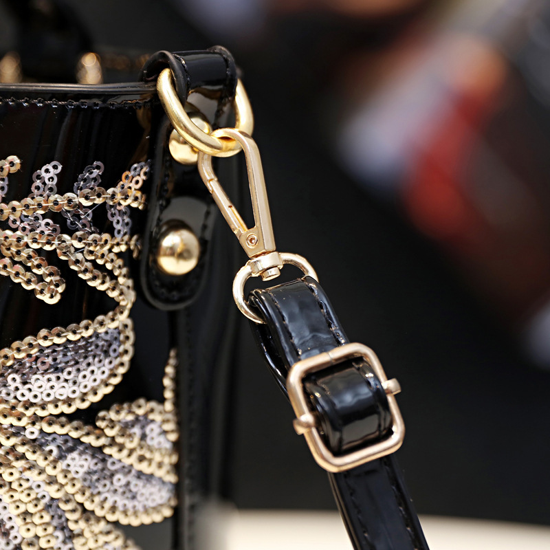 Elegant shiny leather large-capacity handbag, Taizhou women's bag, new fashionable single-shoulder bag, crossbody bag manufacturer direct wholesale crossbody bag Application Scenario