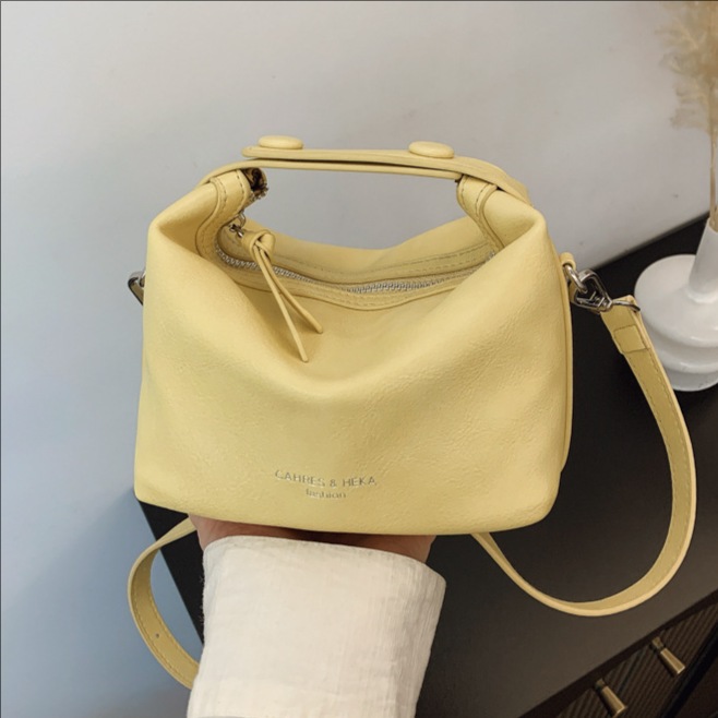 New Spring/Summer 2025 Korean-style exquisite solid color handbag for women, with a high-end texture, simple and versatile, single-shoulder crossbody bag full figure