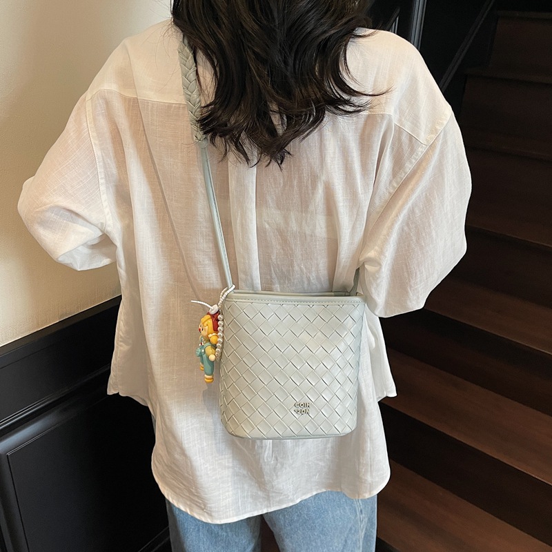 A cross-border niche design, simple and versatile commuting woven bucket bag, a new fashionable single-shoulder crossbody bag for women in summer 2025 Application Scenario