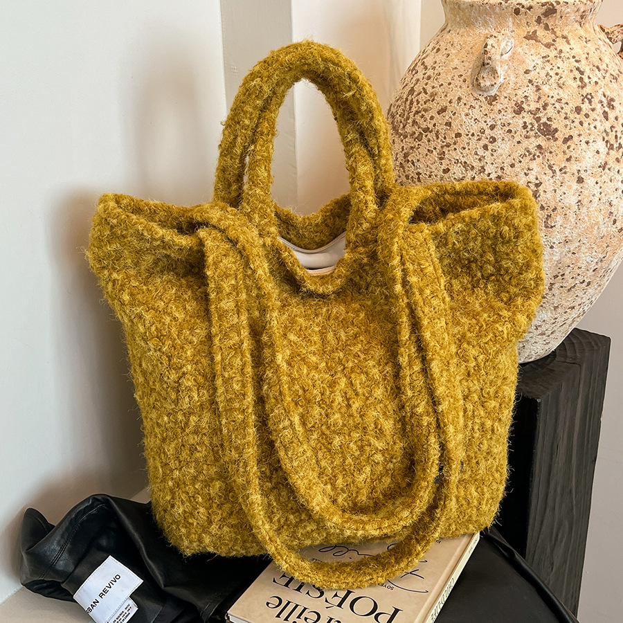 A hand-held plush tote bag for women, a Korean style Instagram fashion large-capacity single-shoulder bag, a new 2024 high-end commuter bag full figure