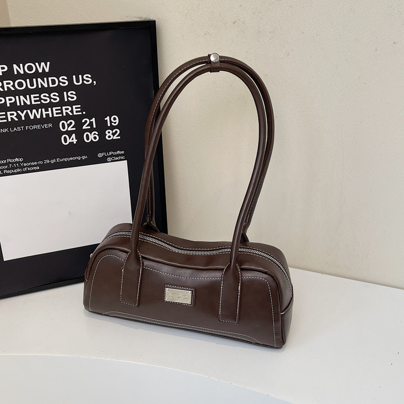 High-end retro underarm bag for women, 2025 new French niche design single-shoulder bag, fashionable hand-held baguette bag Application Scenario