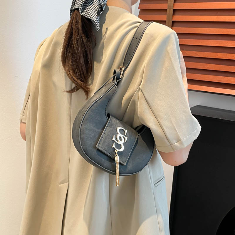 Women's bag 2025 Summer New trendy and fashionable single-shoulder bag, texture PU underarm bag, niche hardware tassel crescent bag Specification drawing