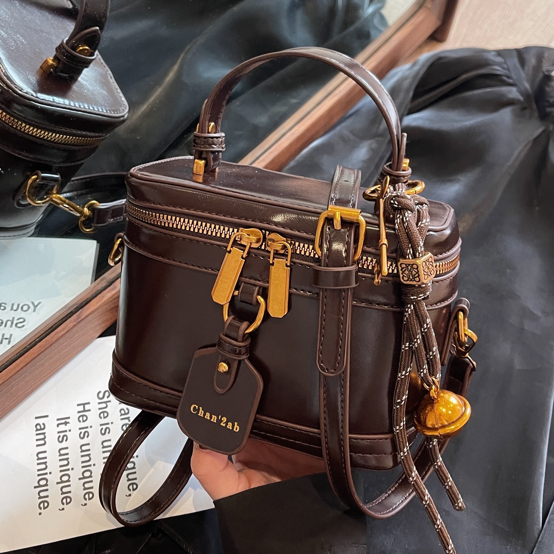 2025 New high-end and niche design box bag, hand-held bag, popular single-shoulder crossbody bucket bag, women's bag full figure