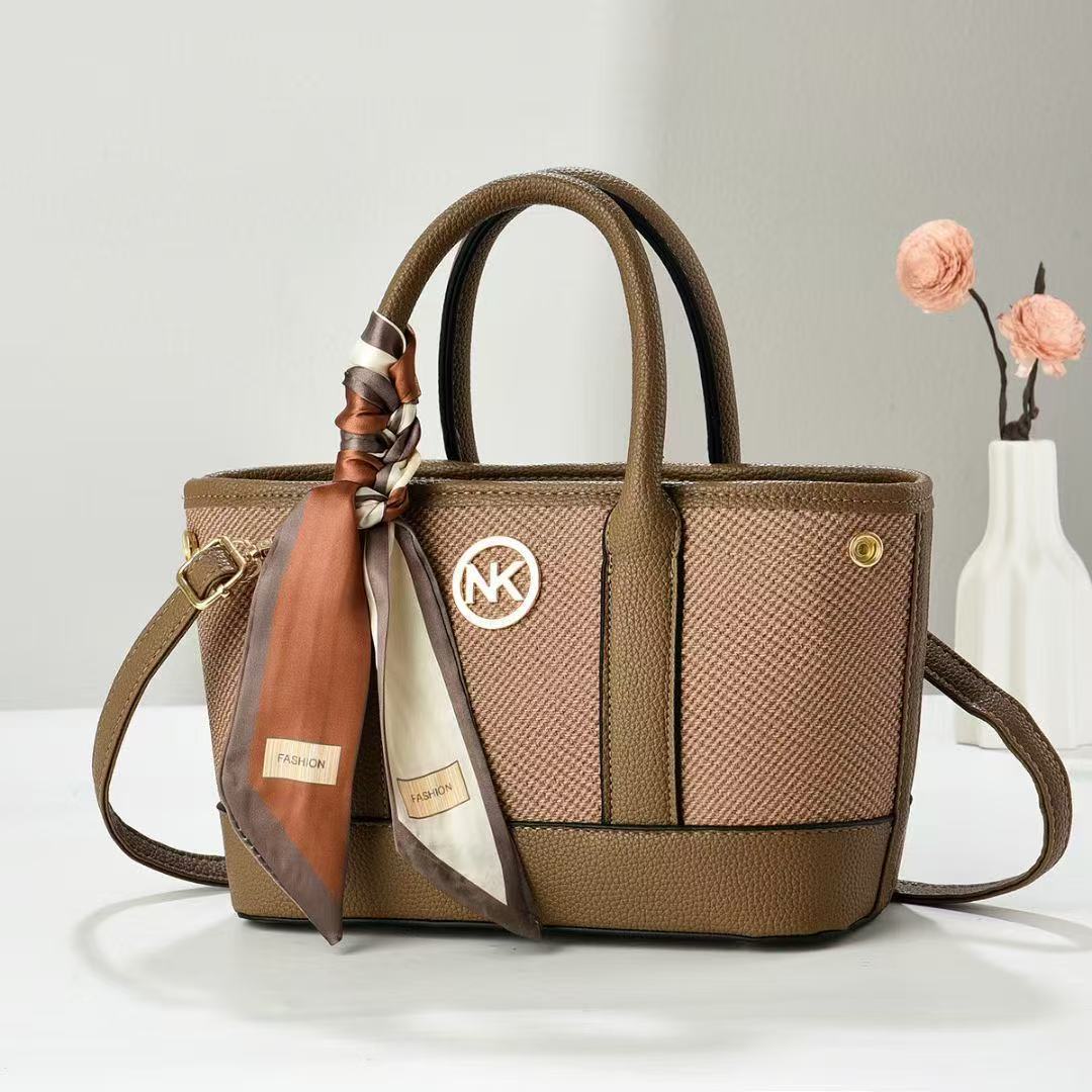 One-piece consignment export simple and high-end style linen pattern contrasting color single-shoulder bag, elegant, simple, retro and trendy crossbody bag Application Scenario