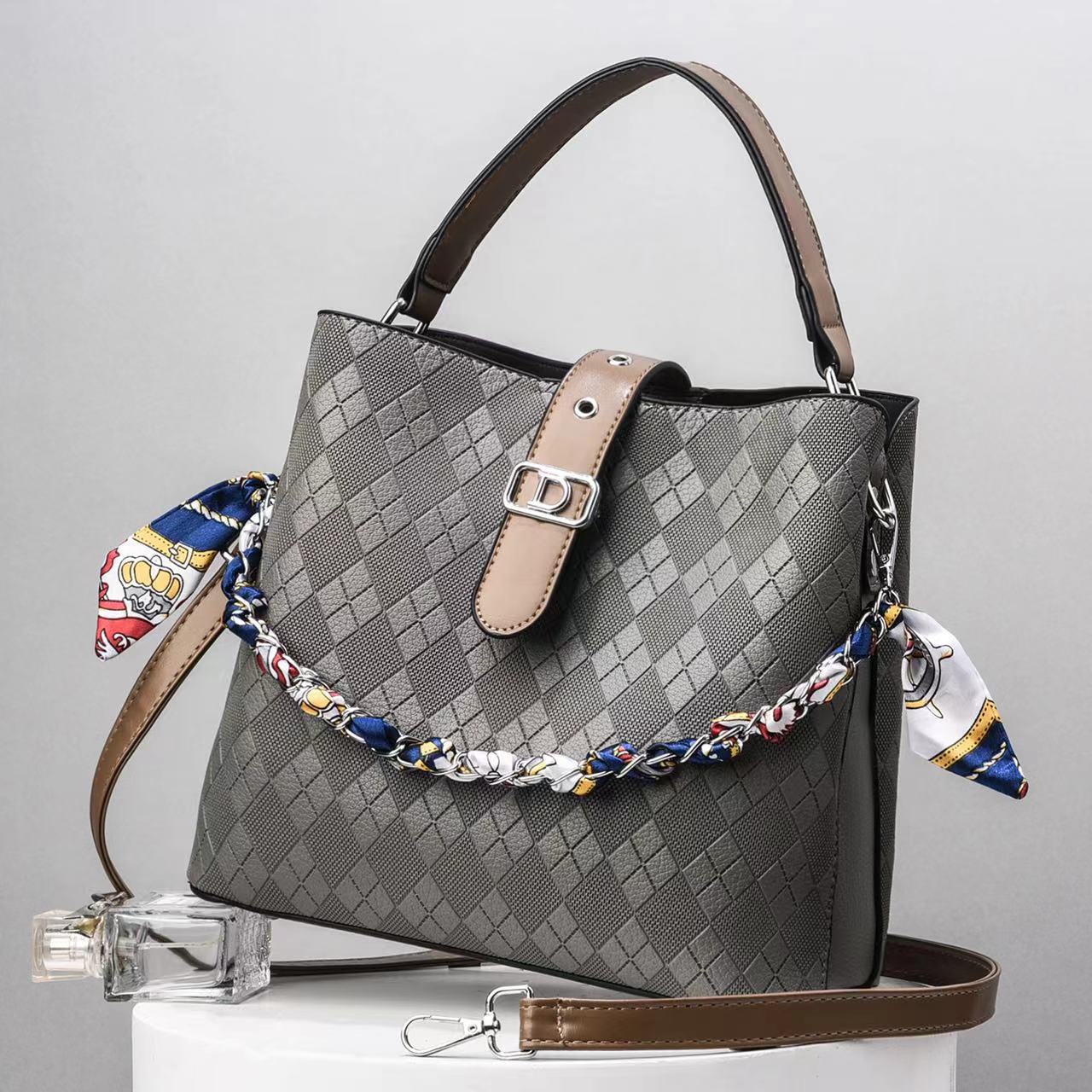 The 2022 new style of women's handbags is fashionable, versatile, simple, large-capacity, single-shoulder, and elegant. It's a trendy crossbody bag Item Picture