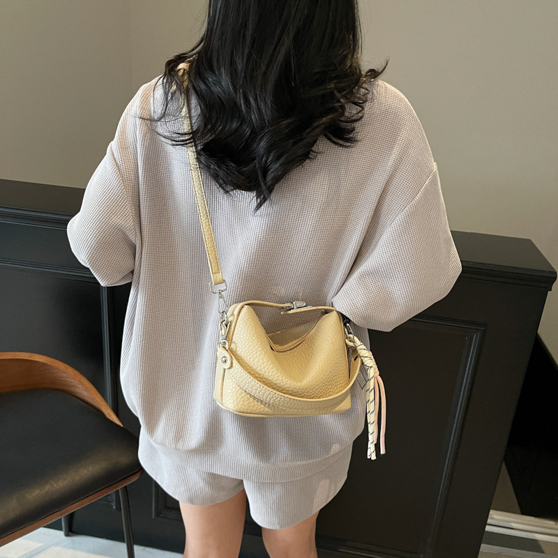 Cross-border fashionable, simple and large-capacity handbag for women, 2025 new style for commuting, casual and versatile, fashionable single-shoulder crossbody bag Application Scenario