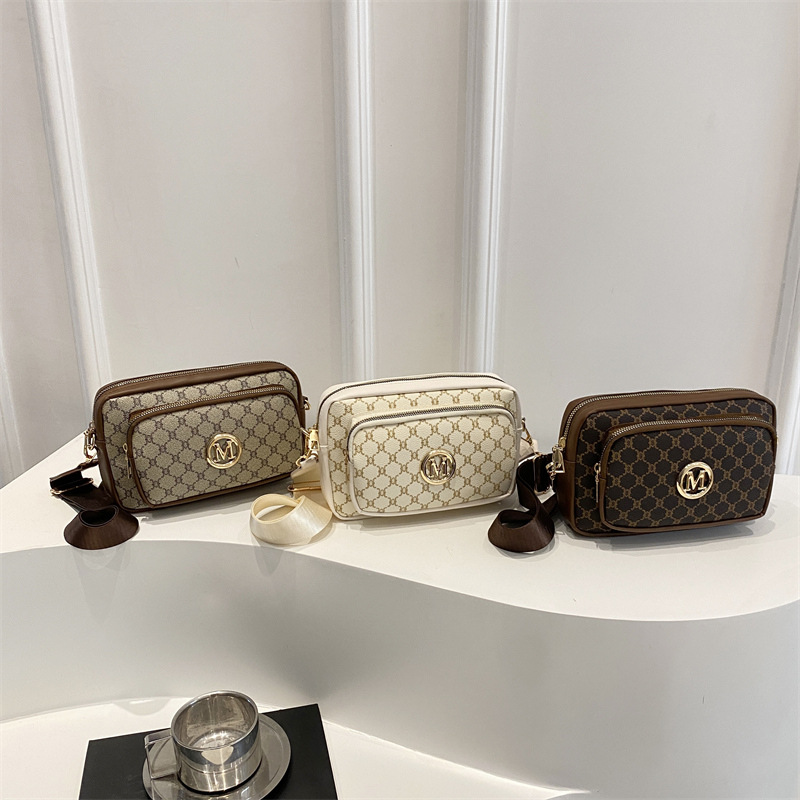 2025 New style fashionable, casual, retro letter print multi-layer storage, versatile wide shoulder strap single-shoulder crossbody bag for women Application Scenario