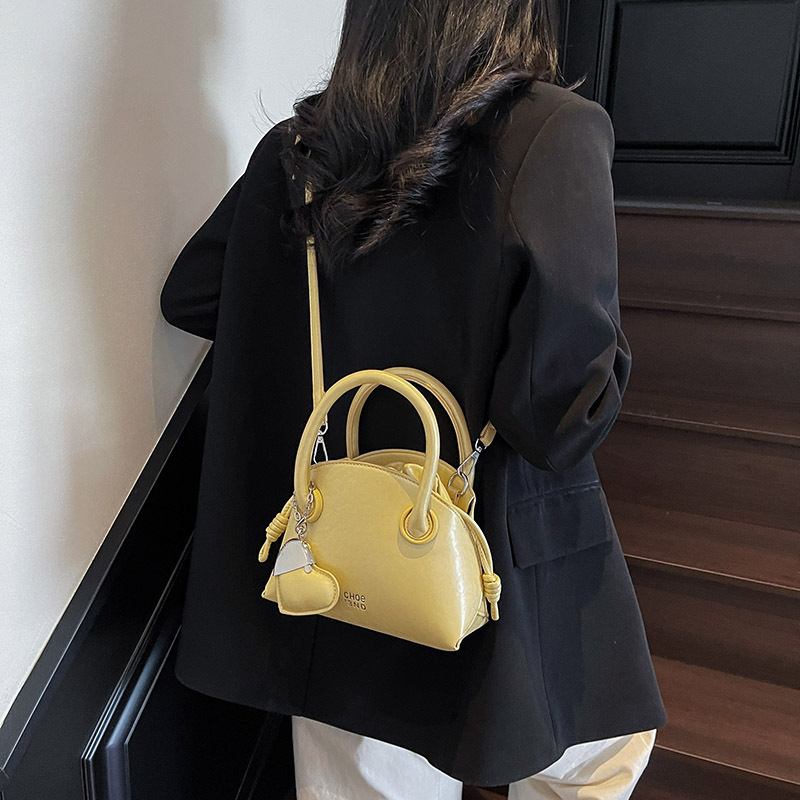 Korean niche hand-held shell bag for women 2025 new style fashionable single-shoulder underarm bag, casual and versatile crossbody bucket bag details Picture