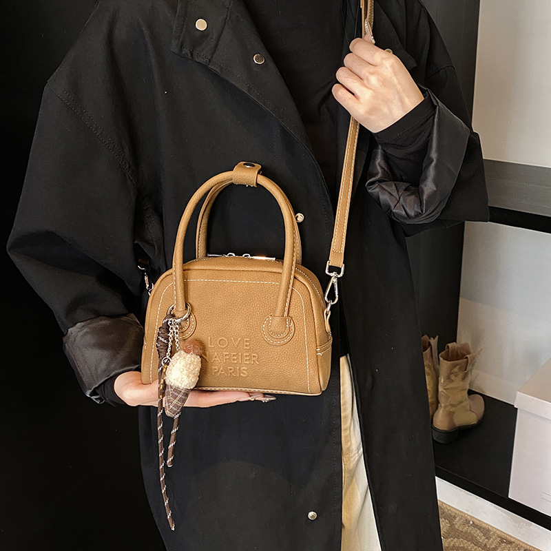 A new 2025 trendy and versatile crossbody bag with a rustic style for women, featuring a high-end texture and a casual hand-held pillow bag Application Scenario