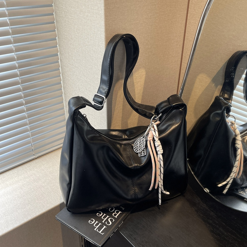 Versatile ins crossbody bag for women 20258, a new trendy retro tote bag, a large capacity single-shoulder bag with a school style for commuting Specification drawing