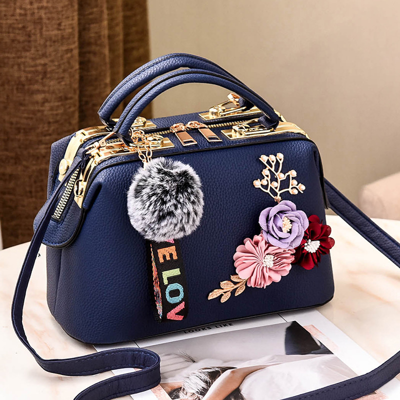 The 2022 new style of simulation flower box bag is a fashionable handbag for women. It is a trendy single-shoulder crossbody small square bag for women to send Application Scenario