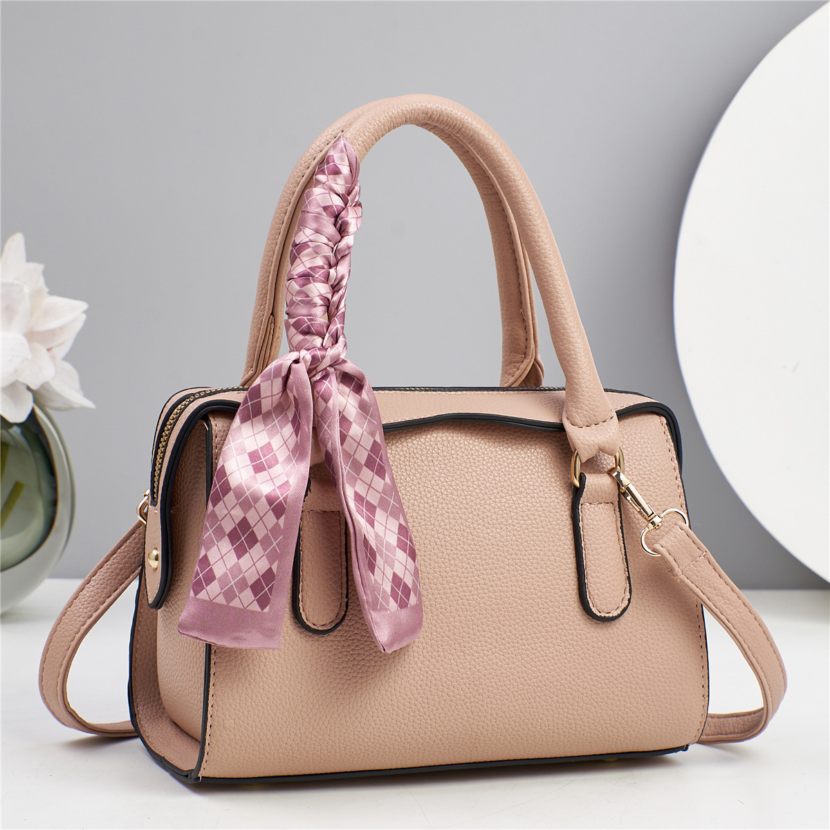 This foreign trade women's bag is fashionable and versatile. It has a large capacity Boston pillow bag and is a trendy and stylish single-shoulder crossbody women's bag details Picture