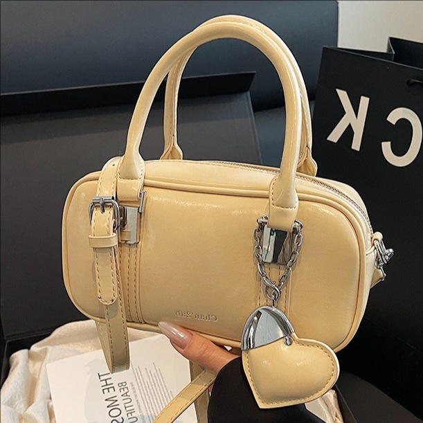 Korean style fashionable hand-held pillow bag for women 2025 New simple and casual single-shoulder bag, high-end and trendy crossbody bag full figure