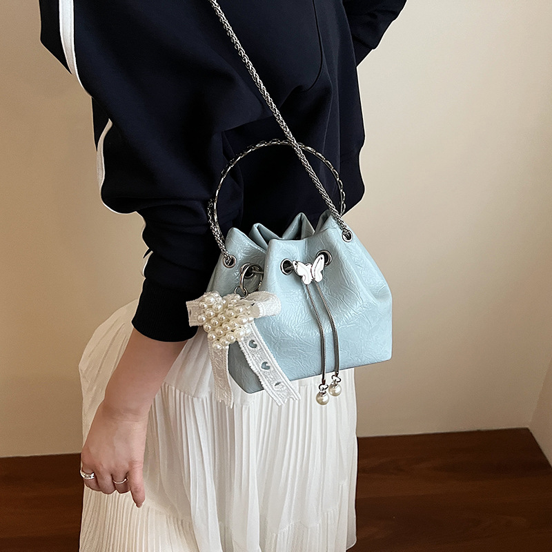 A niche design drawstring hand-held bucket bag for women, a new fashionable and stylish chain commuting single-shoulder crossbody bag for summer 2025 details Picture