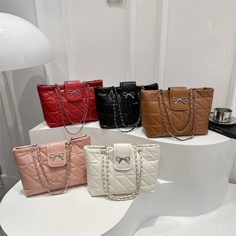 The new 2025 summer collection features a soft texture, diamond-shaped chain bag, a large-capacity tote bag, a trendy and fashionable shoulder bag, and a large bag Application Scenario