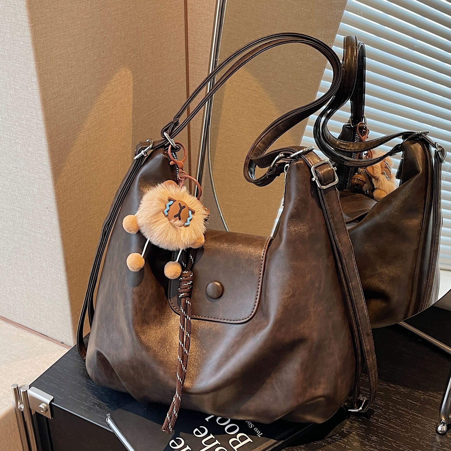 Tote Bag Women's 2025 New Model large-capacity commuter backpack, niche design single-shoulder bag, lightweight travel backpack full figure