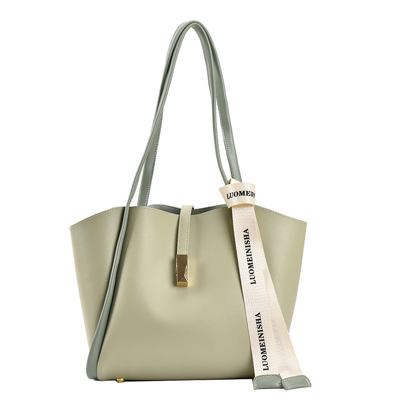 The new 2025 large-capacity women's bag is trendy, versatile and stylish. It's a single-shoulder bag for classes and commuting Item Picture