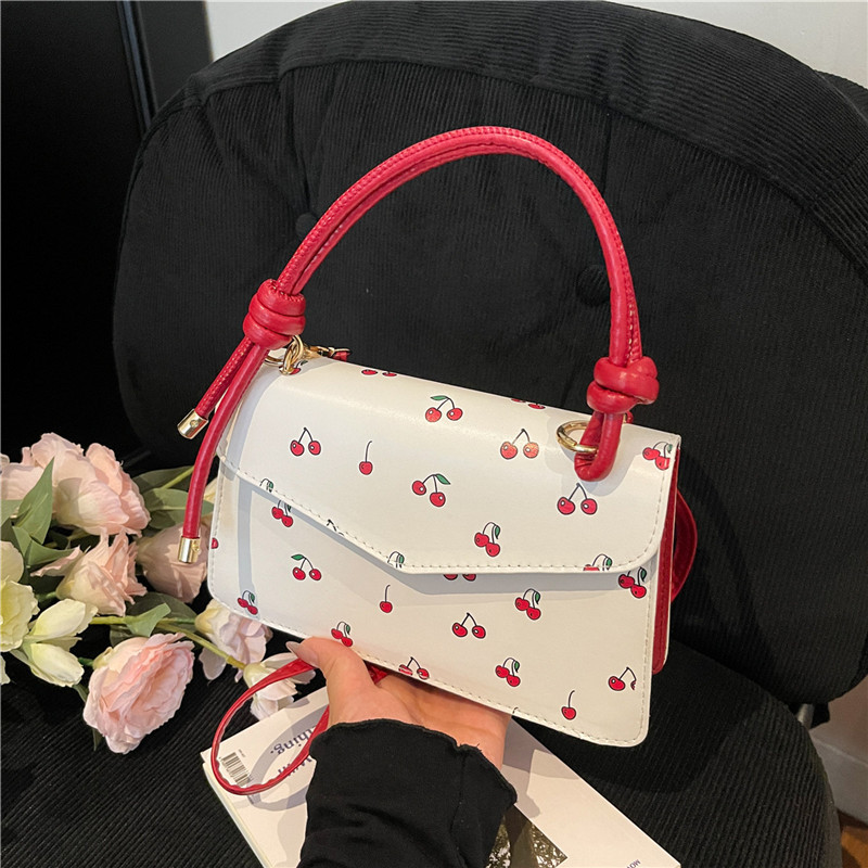 A fresh and elegant cherry fashion handbag for women in summer 2025, a trendy and niche crossbody bag, a sweet and stylish small square bag full figure