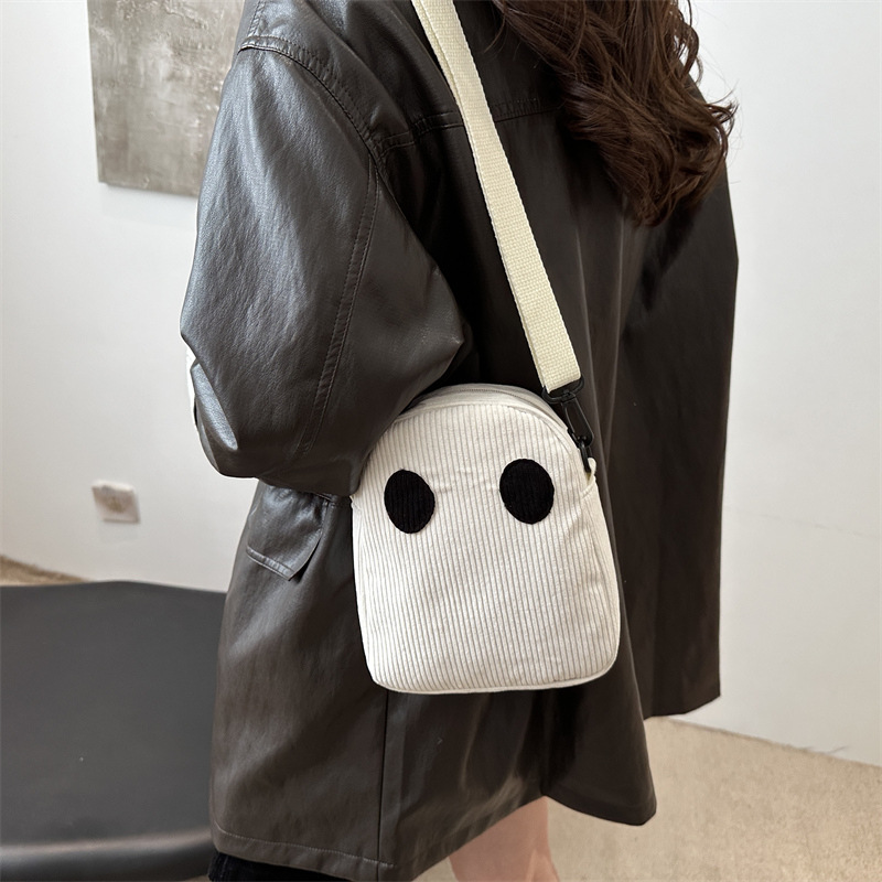 A new cross-border fashion, funny and individualistic single-shoulder bag with a cute and playful devil ghost color contrast and splicing style for women Specification drawing