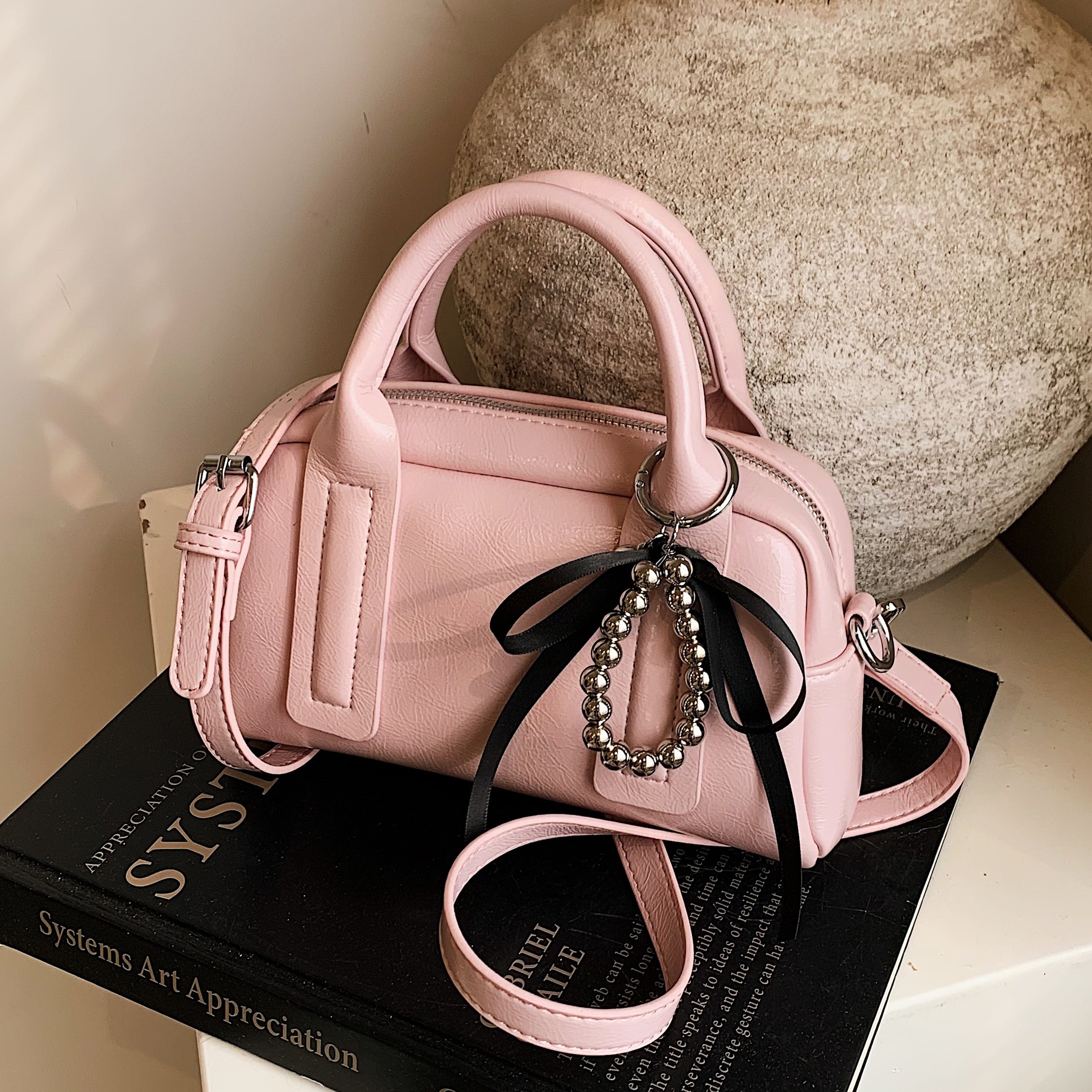 A trendy Korean-style Boston handbag for women, a new simple single-shoulder pillow bag with a high-end texture and a niche crossbody bag full figure