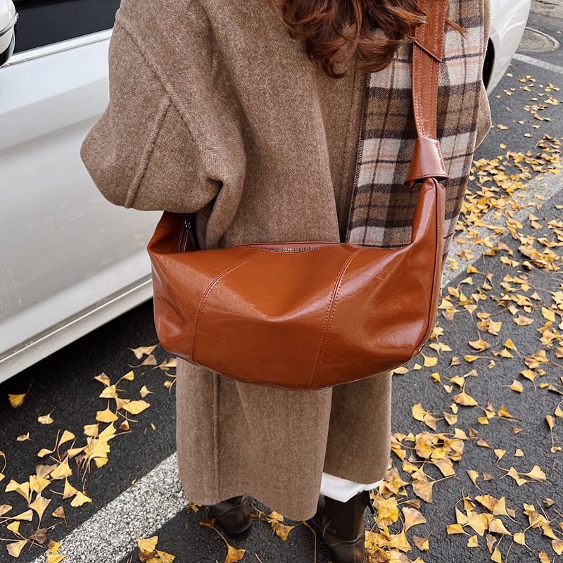 Lazy style large-capacity soft skin oil wax skin dumpling bag 2024 new retro single-shoulder crossbody bag for women, versatile and trendy full figure