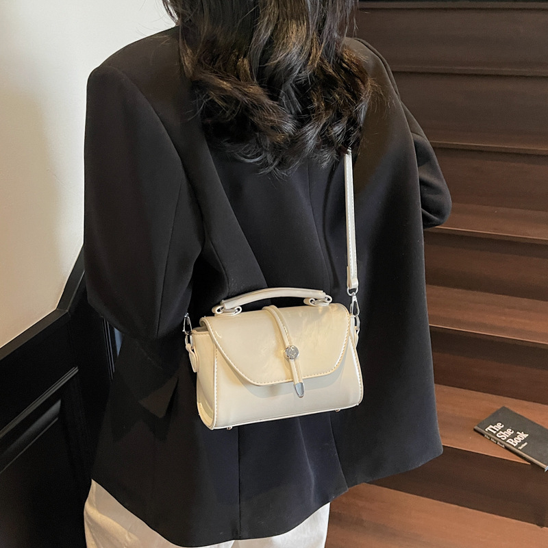 A new Spring/Summer 2025 fashionable and trendy solid-color handbag for women, a retro and versatile, casual and simple single-shoulder crossbody bag Application Scenario