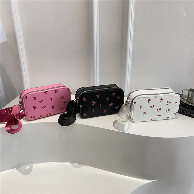 Cute printed casual 2025 Summer new style Korean-style retro texture single-shoulder crossbody hand-carry small square bag for women Application Scenario