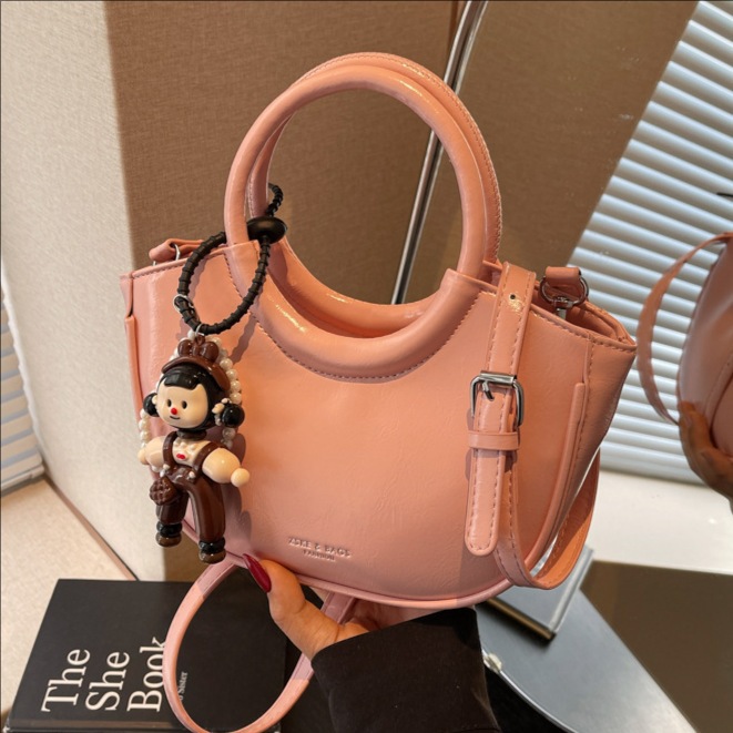 A stylish, sophisticated and high-end handbag for women, a new spring/Summer 2025 trend, versatile, simple and casual single-shoulder crossbody bag full figure