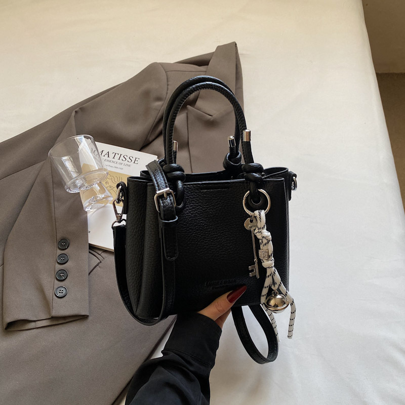A high-end and fashionable bucket bag, 2025 new Korean style Instagram trendy casual shoulder bag, versatile crossbody bag Specification drawing